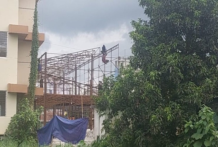 প্রশাসনরে আদেশ অমান্য করে গণপূর্তের শত কোটি টাকার জায়গায় চলছে মার্কেট নির্মাণ